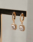 Arete huggie colgante cuadrado