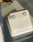 Arete stud corazón pave cuentas alrededor
