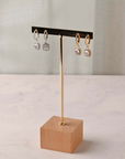 Arete huggie colgante cuadrado