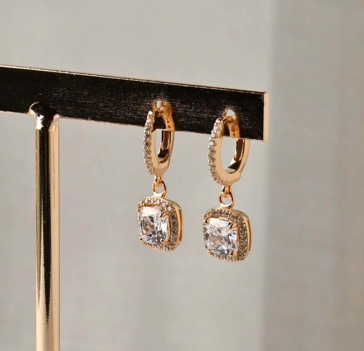 Arete huggie colgante cuadrado