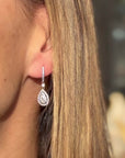 Arete huggie con gota doble halo